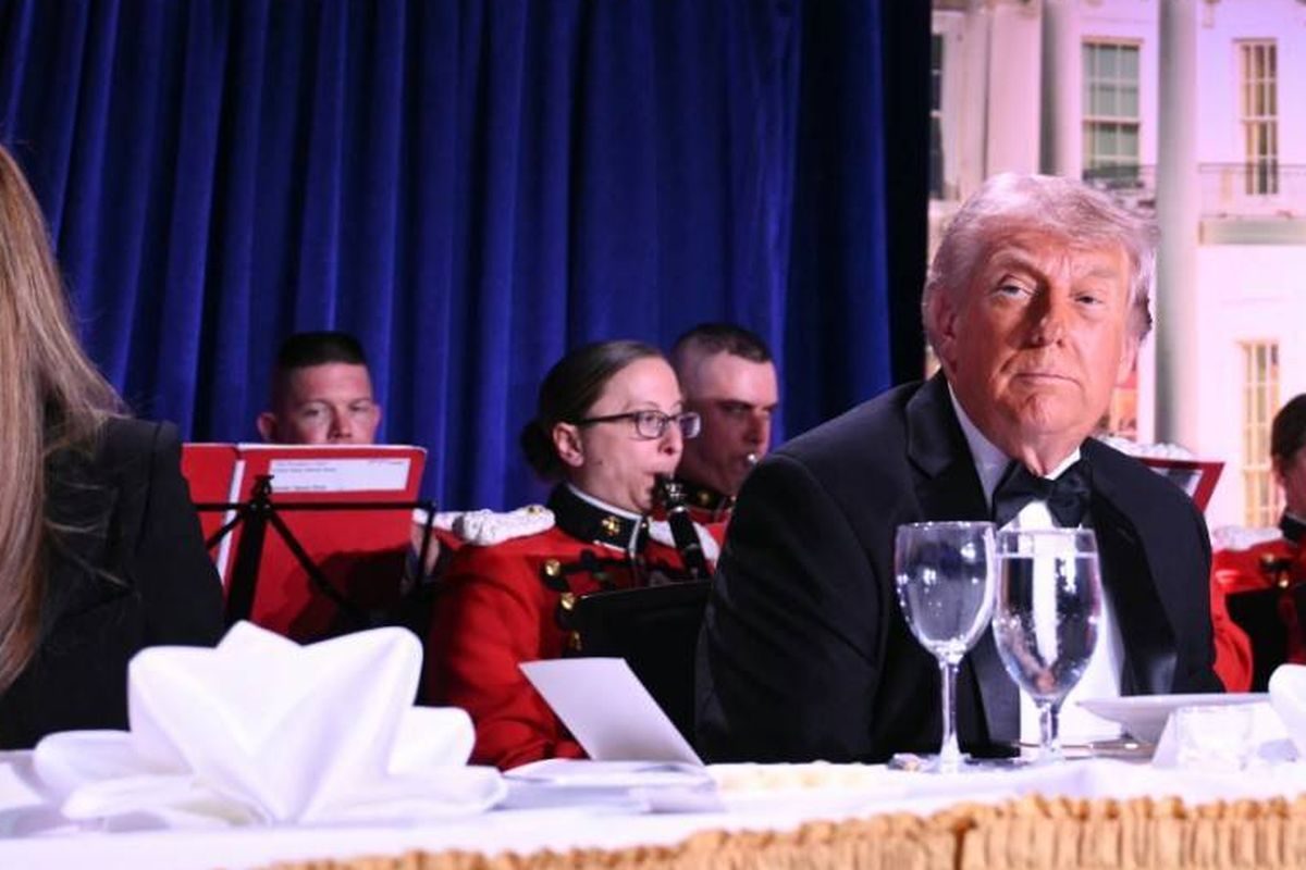 Ibu Negara AS Melania Trump, Presiden AS Donald Trump, dan koresponden senior Gedung Putih CBS News Weijia Jiang menghadiri makan malam Koresponden Gedung Putih di Washington Hilton di Washington, DC, pada 25 April 2026.