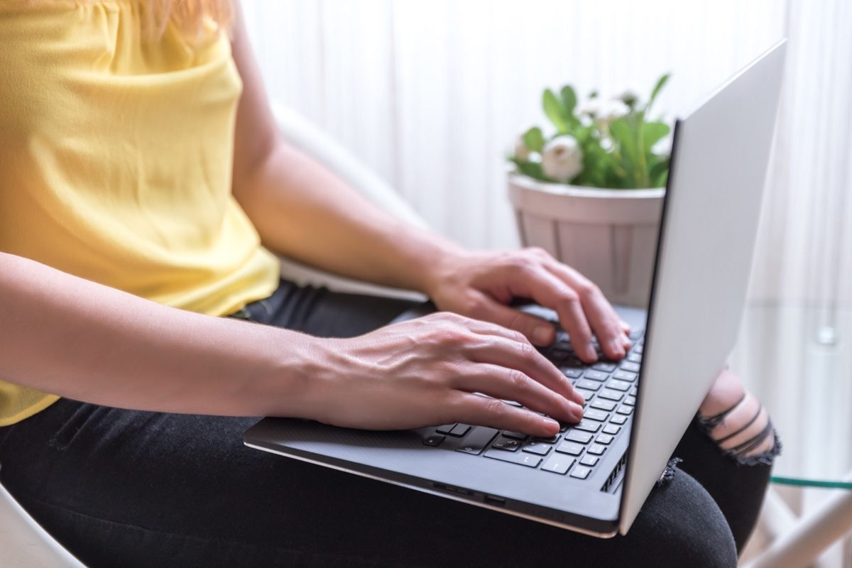 Ini 3 Bahaya Memangku Laptop, Salah Satunya Ganggu Kesuburan Pria