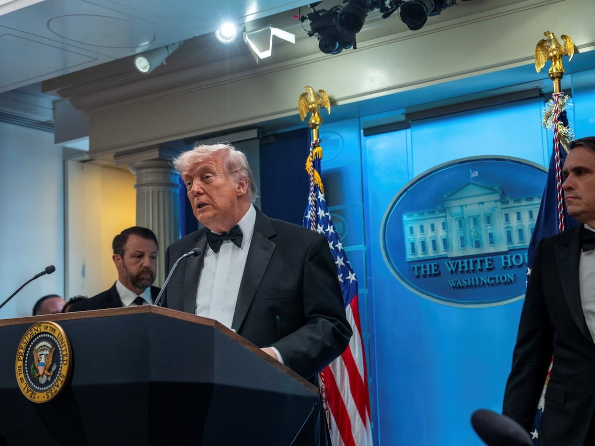 Trump exfiltré du dîner des correspondants après des tirs : que s’est-il passé ?