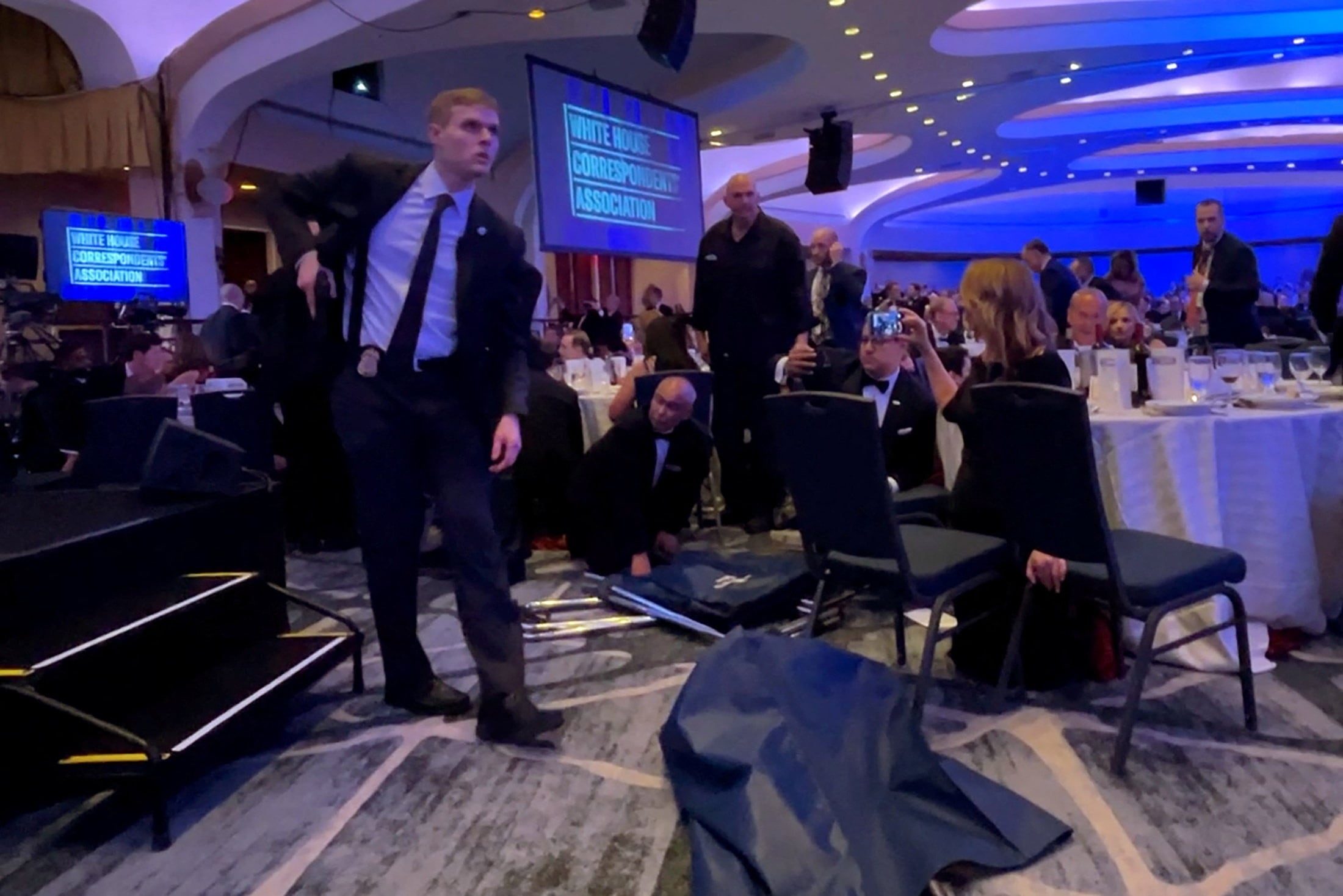 Donald Trump évacué après des tirs au dîner des correspondants de la Maison Blanche, un suspect arrêté