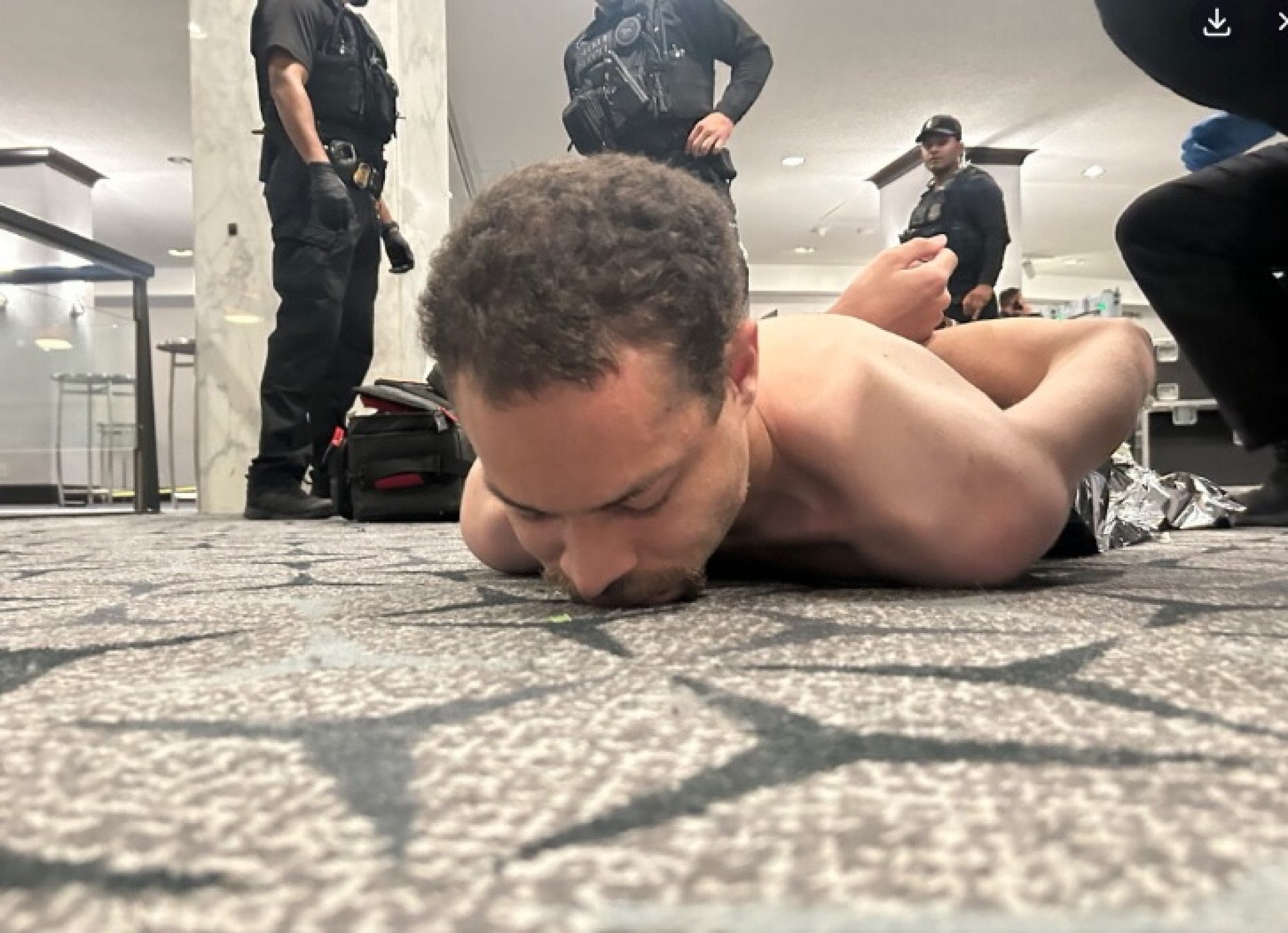 Suspeito de ataque em gala comparecerá perante a Justiça acusado de porte ilegal de armas e agressão