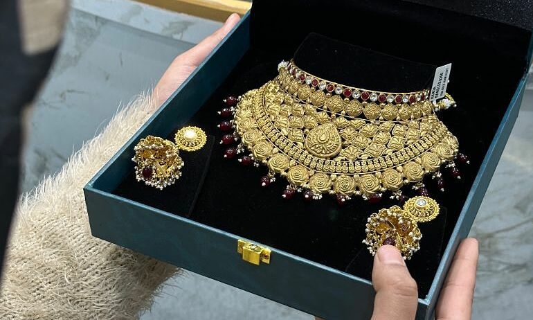 Vàng đắt đỏ, cô dâu Nam Á tìm đến trang sức mỹ ký