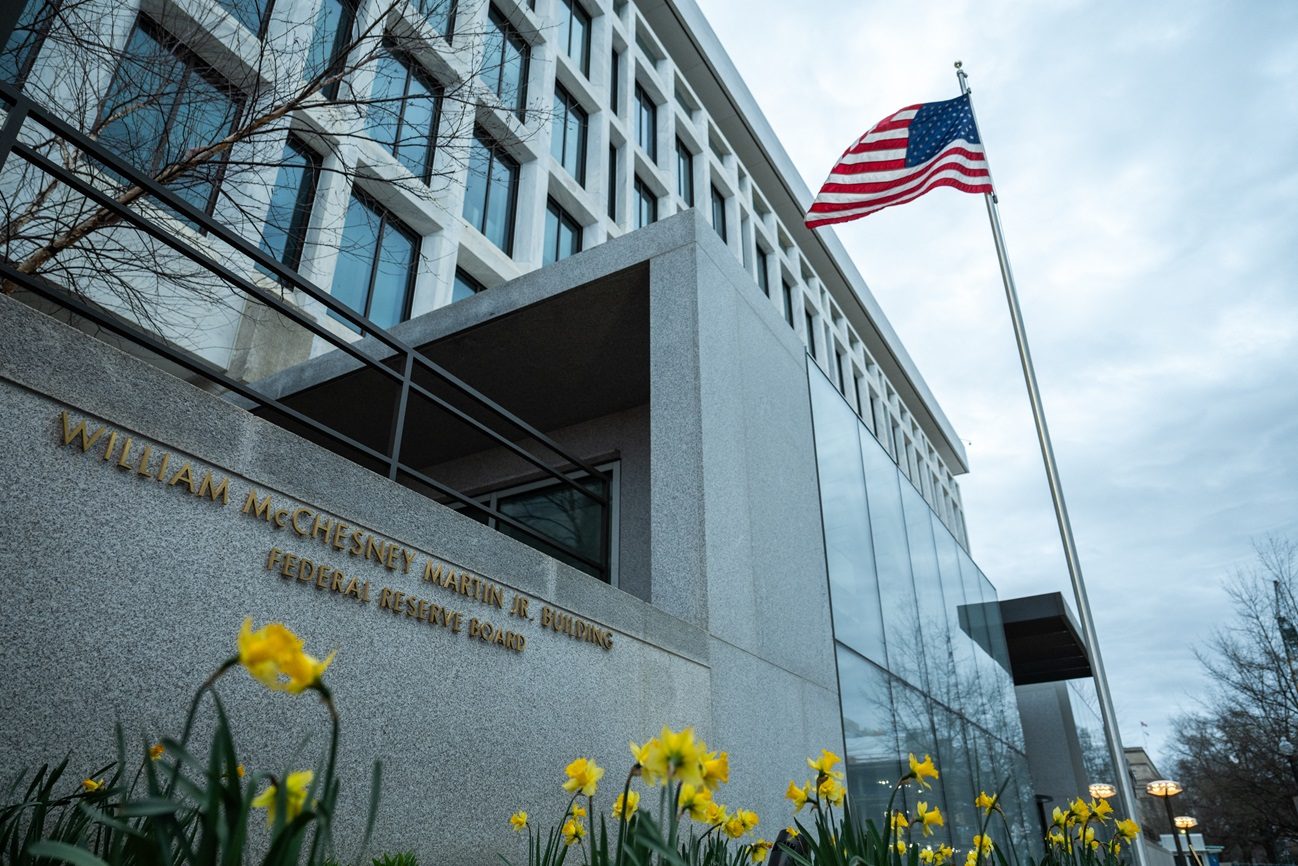 The Fed Diprediksi Tahan Suku Bunga di Tengah Gejolak Global