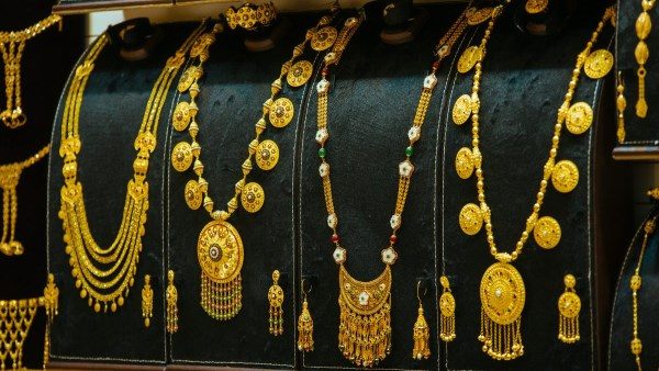 الإفتاء توضح سبب اعتماد عيار 21 لتحديد نصاب الزكاة