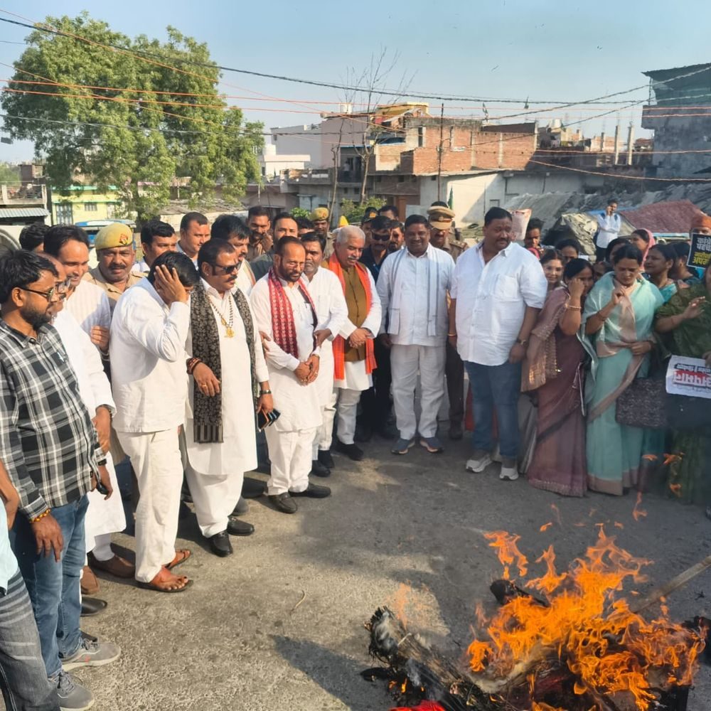 बलरामपुर में महिलाओं का जन आक्रोश सम्मेलन:नारी सम्मान पर एकजुट हुईं महिलाएं, विपक्ष का पुतला दहन हुआ