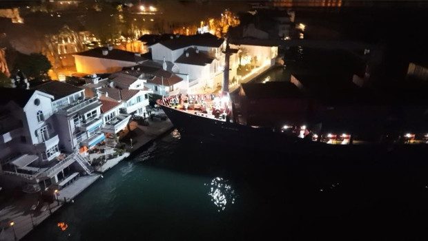Boğaz'da faciaya kıl payı! Gemi, yalıya metreler kala karaya oturdu