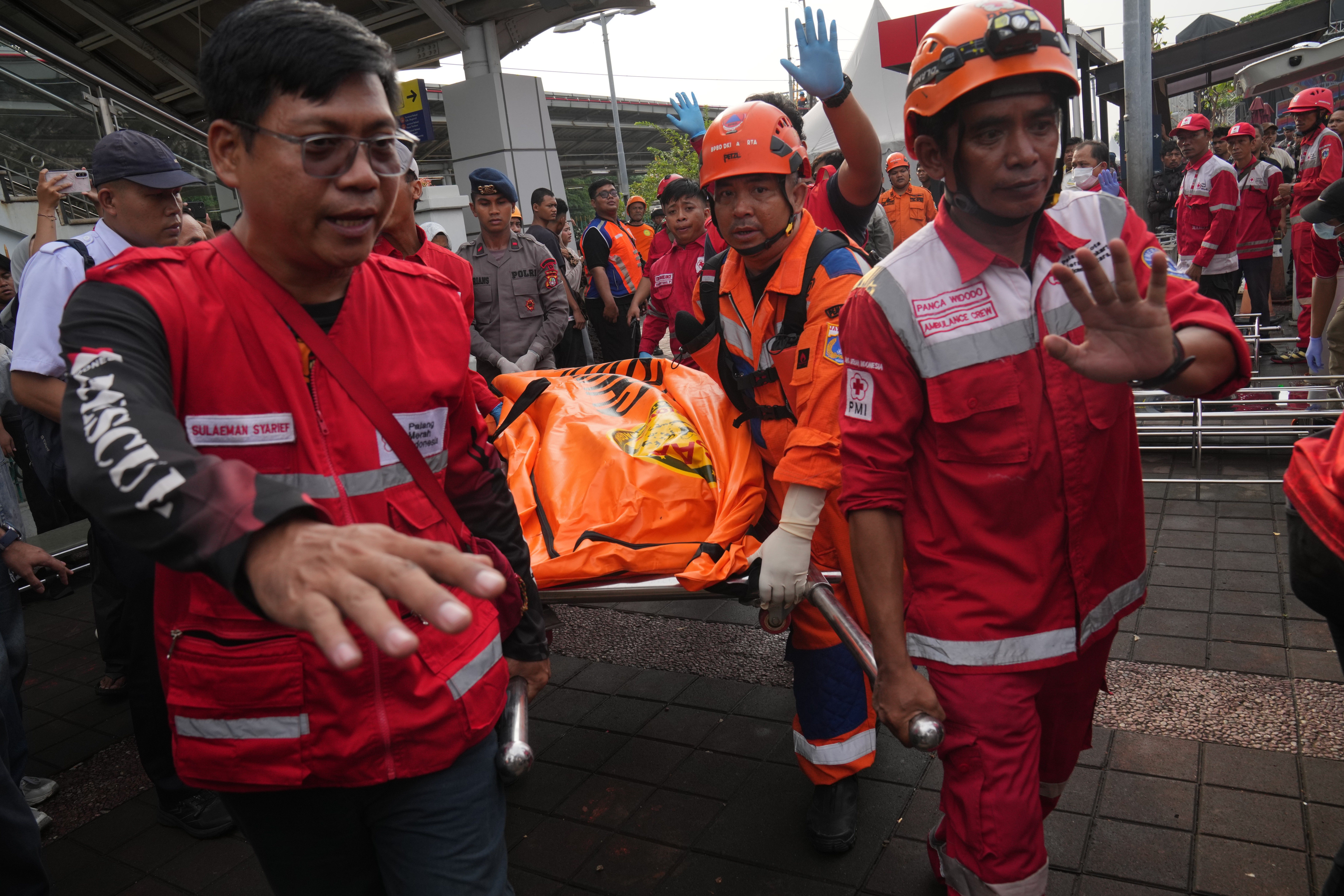Colisão entre trens deixa ao menos 14 mortos na Indonésia