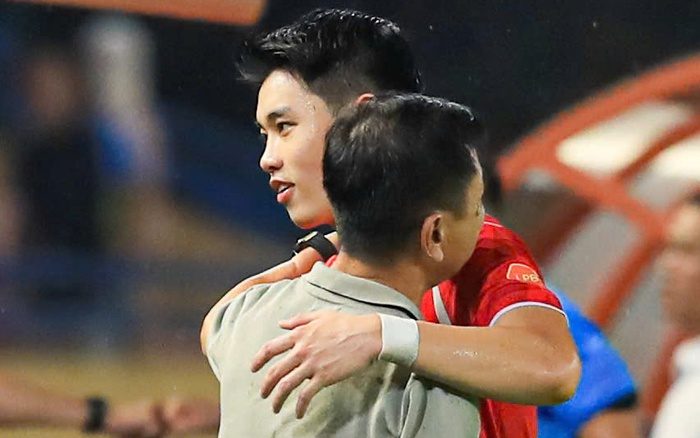 “Lúa chín cúi đầu”: Đình Bắc và cái ôm gợi nhớ lại vụ ồn ào dậy sóng V.League