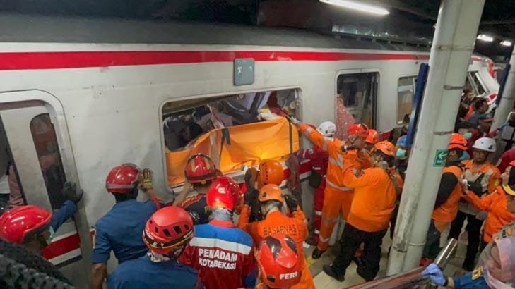 Endonezya'da katliam gibi tren kazası! Çok sayıda ölü ve yaralı var