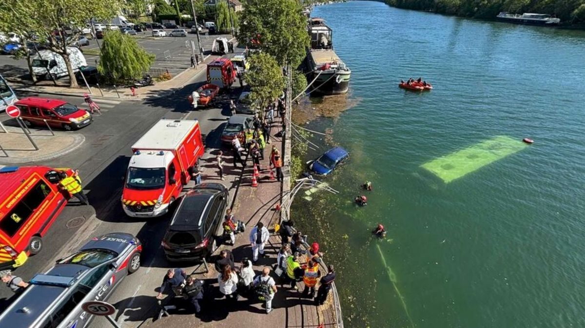 Bus 'driven by trainee' plunges into River Seine with terrified passengers on board