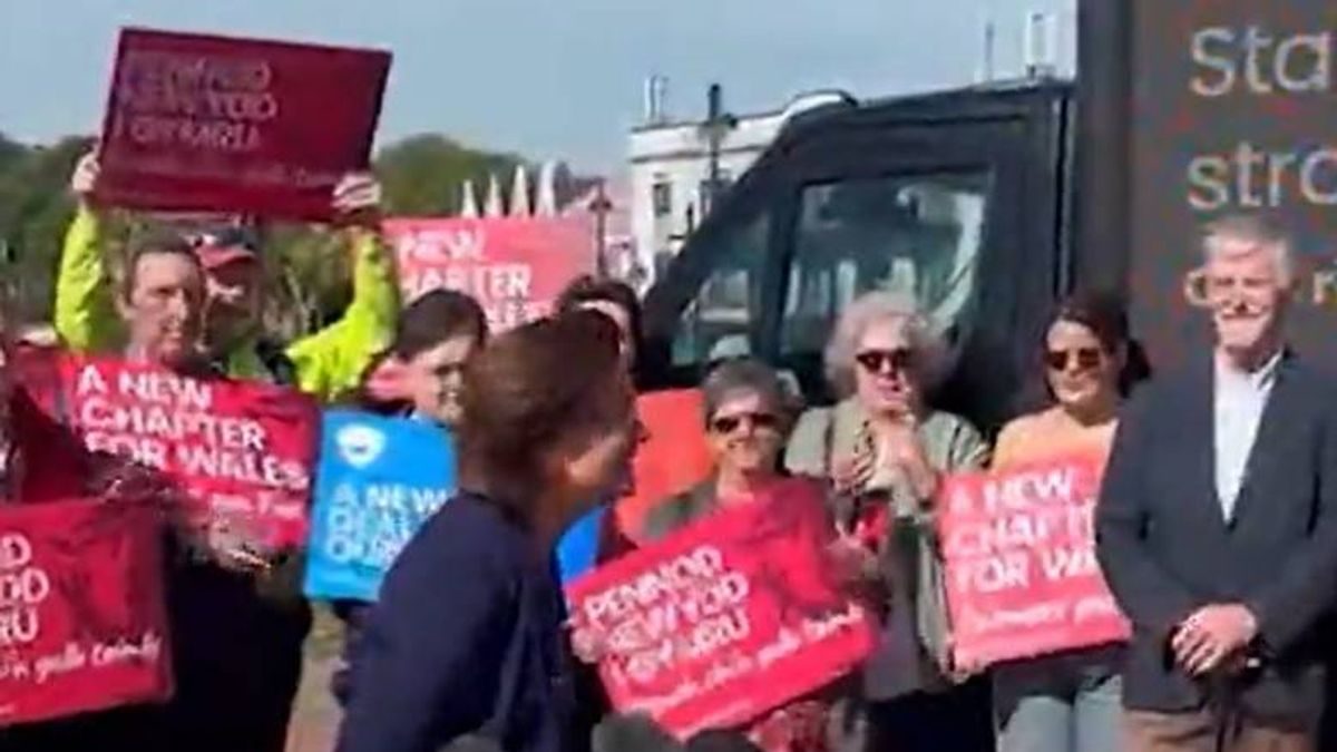 Eluned Morgan shouts 'vote Plaid Cymru' in Labour rally gaffe