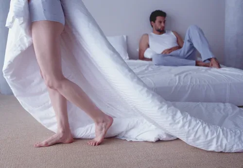 अच्छे रिश्ते वाले जोड़े अपना प्यार बचाने के लिए अलग-अलग कमरों में क्यों सो रहे हैं?