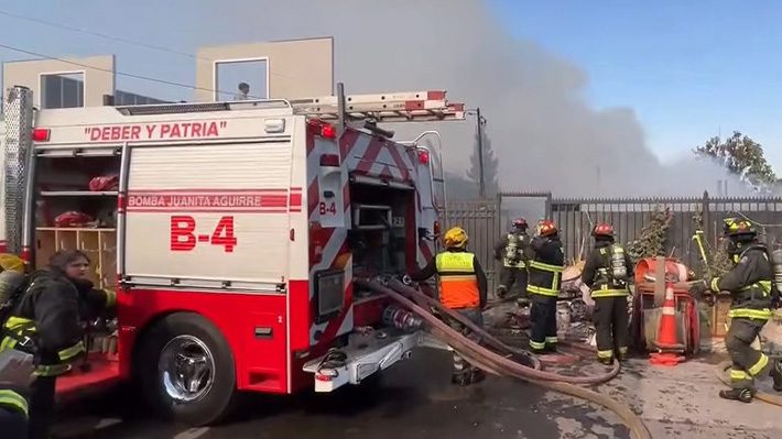 Incendio deja dos adultos mayores muertos en Conchalí: No lograron salir de su vivienda