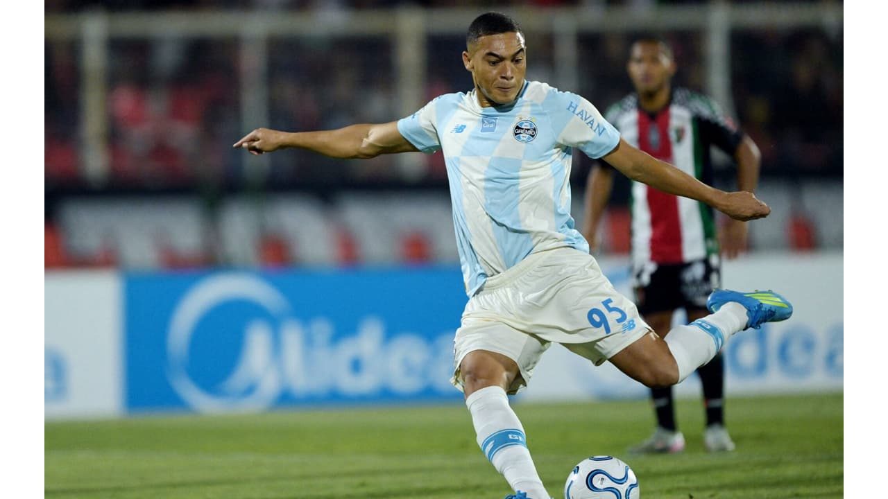 Carlos Vinícius perde três pênaltis em Palestino x Grêmio e choca torcedores