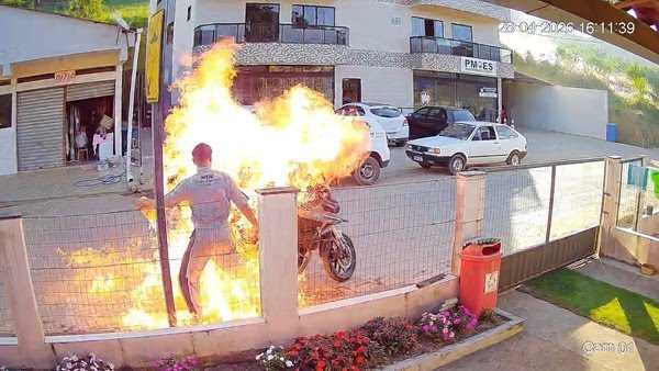 Homem coloca fogo na própria moto durante fiscalização da PM e mãe fica ferida