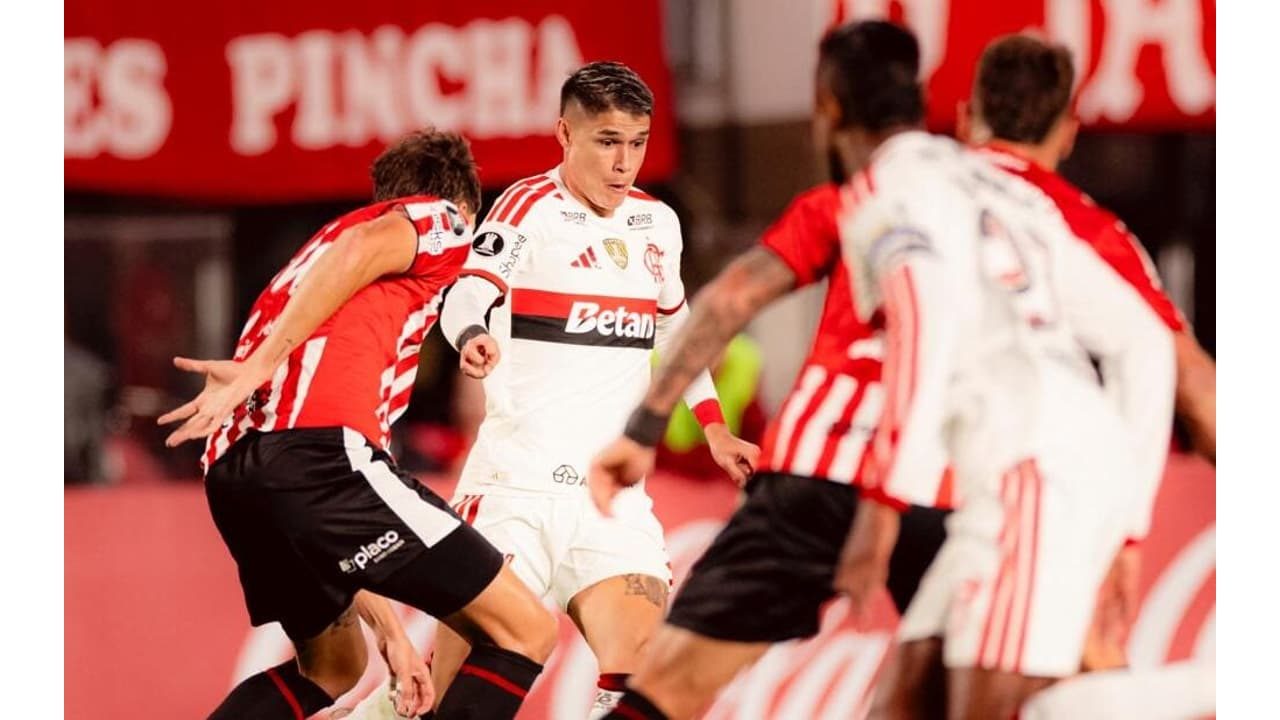 Flamengo empata com Estudiantes em jogo marcado por polêmicas de arbitragem; dê suas notas