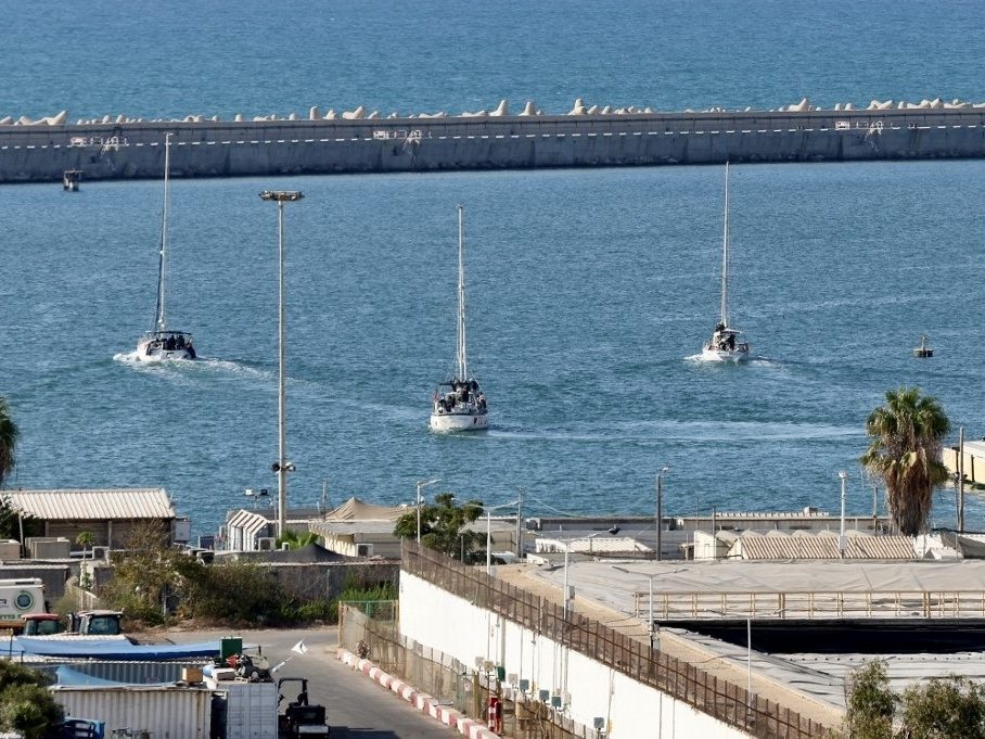 Israel intercepta flotilha que seguia para Gaza em águas internacionais