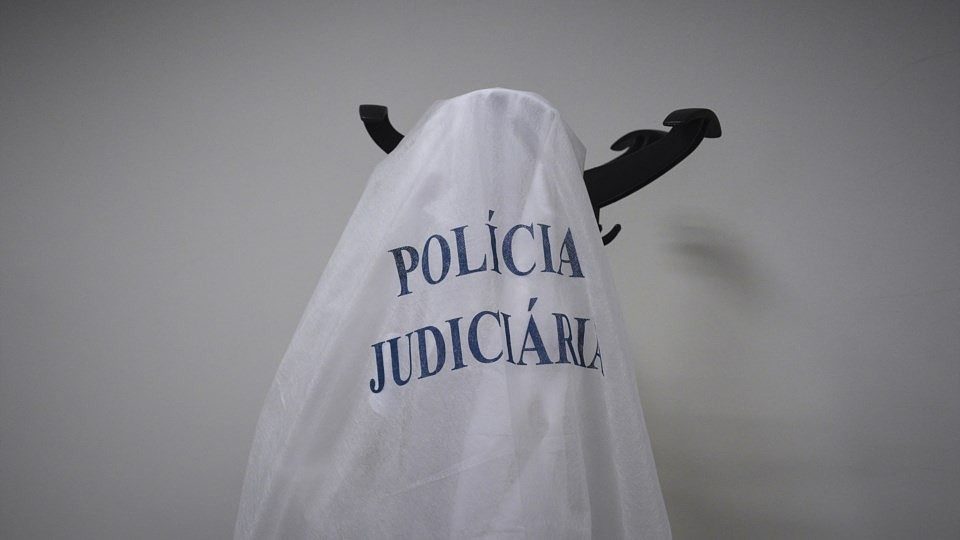 Homem encontrado morto em carrinha em Camarate. Autoridades admitem homicídio