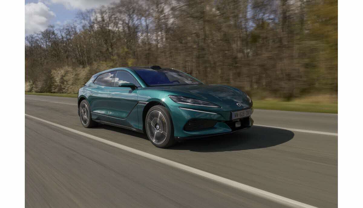 Automobile. Nous avons essayé la voiture électrique chinoise qui se recharge en 7 minutes