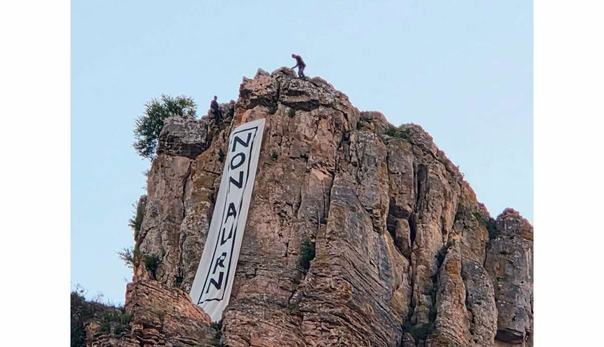 Mâconnais. « Non au RN » : une grande banderole déployée sur la Roche de Solutré par des militants ...