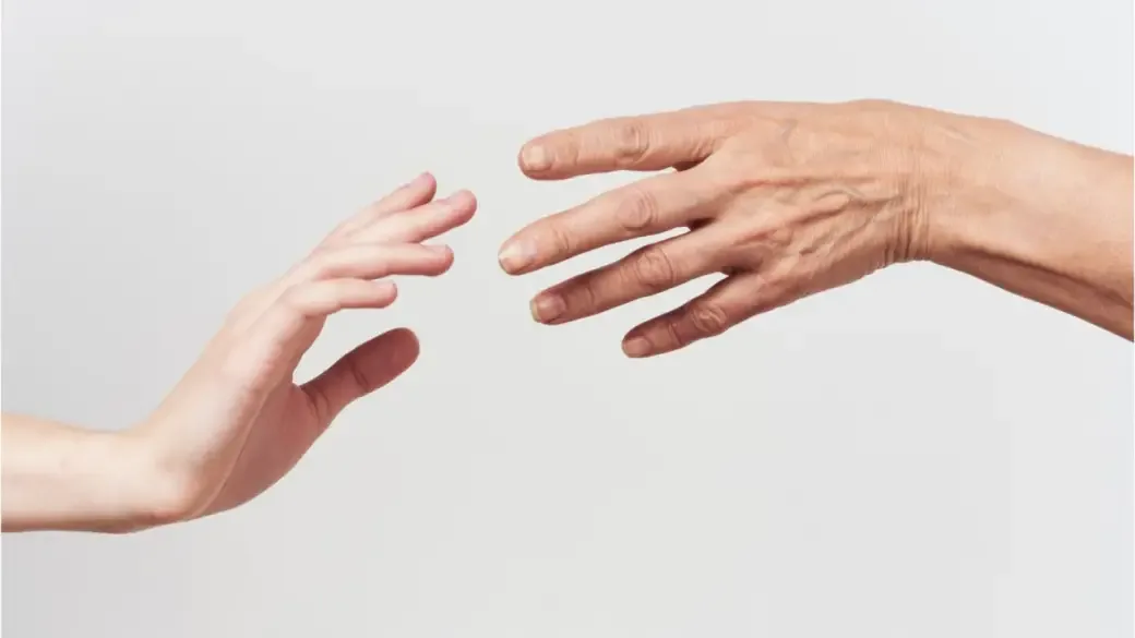 हाइपर-कनेक्टेड दुनिया में स्पर्श की कमी का बढ़ता संकट